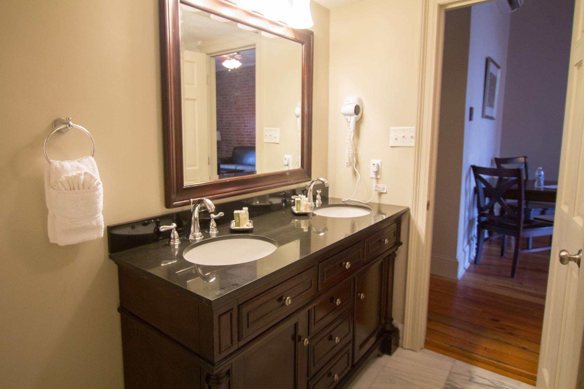ניו אורלינס Inn On St. Peter, A French Quarter Guest Houses Property מראה חיצוני תמונה